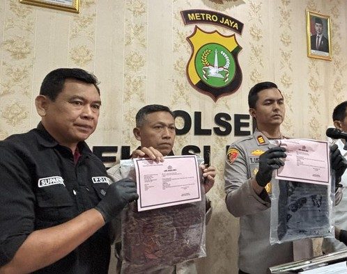 Kota Bekasi - Kapolsek Bekasi Utara, AKP Tono Listianto, melakukan gelar perkara terkait pembuang bayi di Perumahan Tytyan Kencana, Senin (9/3/2026). Foto: Ist/Gobekasi.id.