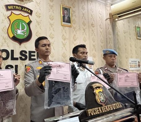 Kota Bekasi - Kapolsek Bekasi Utara, AKP Tono Listianto, melakukan gelar perkara terkait pembuang bayi di Perumahan Tytyan Kencana, Senin (9/3/2026). Foto: Ist/Gobekasi.id.
