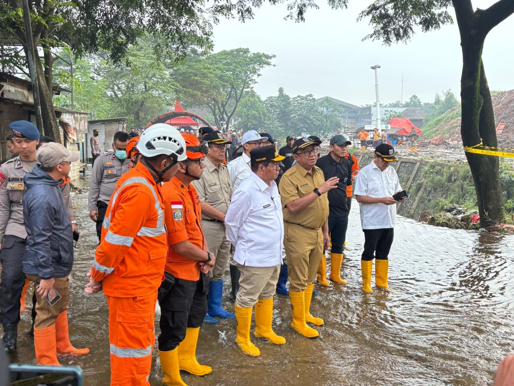 Kota Bekasi - Gubernur DKI Jakarta Pramono Anung turun gunung meninjau langsung titik nol bencana longsor maut di TPST Bantargebang, Kota Bekasi, Senin (9/3/2026). Foto: Ist/Gobekasi.id.