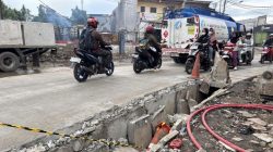 Kota Bekasi - Lokasi Truk bermuatan 900 galon terguling di Jalan Swatantra, Kota Bekasi, Kamis (5/3/2026) pagi. Foto: Ist