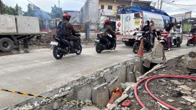 Kota Bekasi - Lokasi Truk bermuatan 900 galon terguling di Jalan Swatantra, Kota Bekasi, Kamis (5/3/2026) pagi. Foto: Ist
