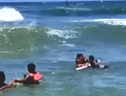 Detik-Detik Dramatis Remaja Cibarusah Terseret Arus Pantai Drini, Satu Korban Pingsan Usai Tergulung Ombak