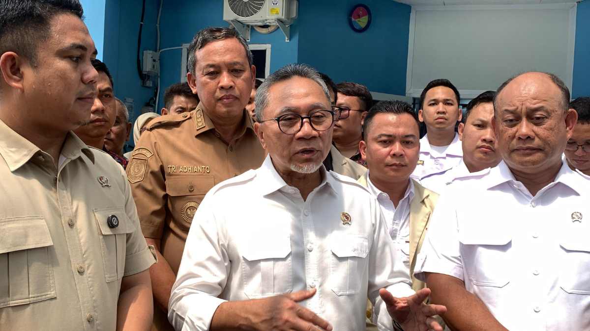 Bekasi - Menteri Koordinator Bidang Pangan, Zulkifli Hasan (Zulhas) bersama Kepala Badan Gizi Nasional (BGN), Dadan Hindayana di dampingi Wali Kota Bekasi Tri Adhianto usai meresmikan SPPG Pemuda Muhammadiyah Bekasi di Margahayu, Bekasi Timur, Selasa (21/4/2026). Foto: Ist/Gobekasi.id.