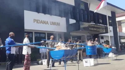 Kabupaten Bekasi - Sebanyak ratusan gram sabu, kilogram ganja, hingga belasan ribu butir obat keras tak berizin dimusnahkan di halaman Kantor Kejari Kabupaten Bekasi, Cikarang Pusat, Jumat (10/4/2026). Foto: Ist/Gobekasi.id.