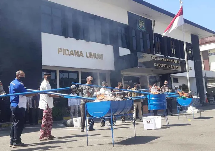 Kabupaten Bekasi - Sebanyak ratusan gram sabu, kilogram ganja, hingga belasan ribu butir obat keras tak berizin dimusnahkan di halaman Kantor Kejari Kabupaten Bekasi, Cikarang Pusat, Jumat (10/4/2026). Foto: Ist/Gobekasi.id.
