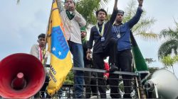 Kabupaten Bekasi - Adhil Laksono Murti, Ketua HMI Cabang Bekasi sekaligus perwakilan massa aksi diatas mimbar mobil komando