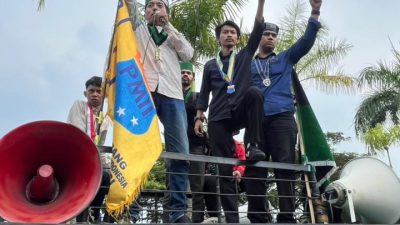 Kabupaten Bekasi - Adhil Laksono Murti, Ketua HMI Cabang Bekasi sekaligus perwakilan massa aksi diatas mimbar mobil komando