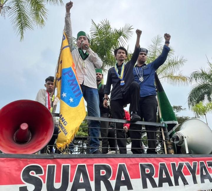 Kabupaten Bekasi - Adhil Laksono Murti, Ketua HMI Cabang Bekasi sekaligus perwakilan massa aksi diatas mimbar mobil komando