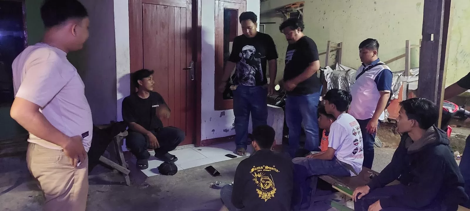 Bekasi - Anggota Polsek Babelan menelusuri pelaku tawuran yang membuat satu korban luka serius