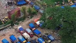 Bekasi -Antrean Truk Sampah Mengular di TPA Burangkeng akibat terhentinya operasional alat berat