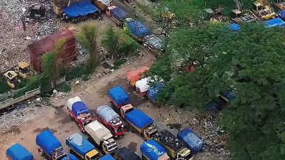Bekasi -Antrean Truk Sampah Mengular di TPA Burangkeng akibat terhentinya operasional alat berat