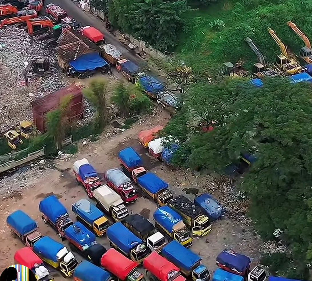 Bekasi -Antrean Truk Sampah Mengular di TPA Burangkeng akibat terhentinya operasional alat berat