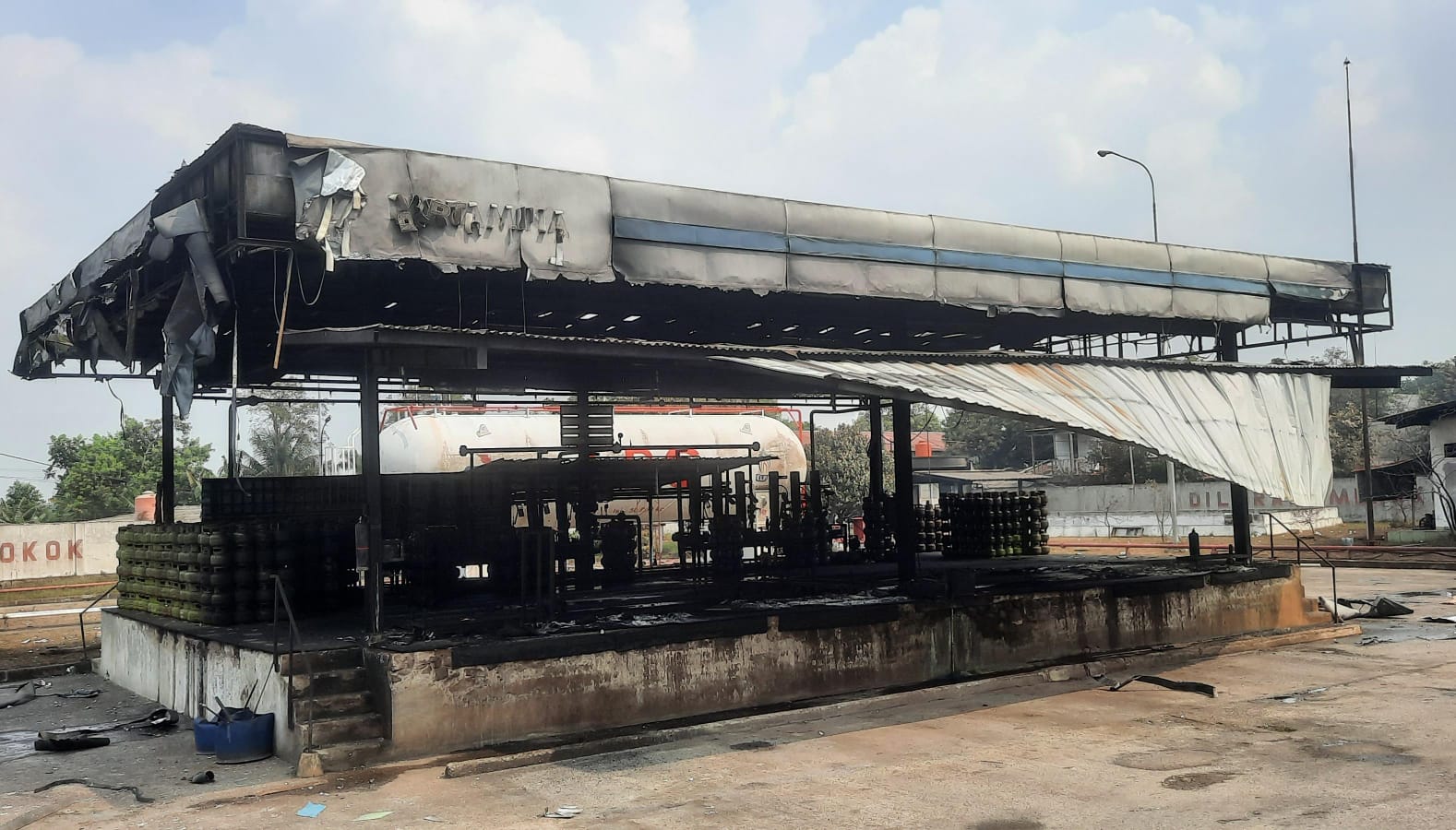 Kota Bekasi - Kondisi bangunan Stasiun Pengisian Bulk Elpiji (SPBE) di Cimuning, Mustikajaya, Kota Bekasi, tampak hangus dan rusak parah usai insiden ledakan, Kamis (2/4/2026). Foto: Septian/Gobekasi.id.
