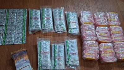 Barang bukti obat keras jenis tramadol dan uang tunai dari hasil penggerebekan di Pasar Bojong Lama oleh Polsek Tarumajaya