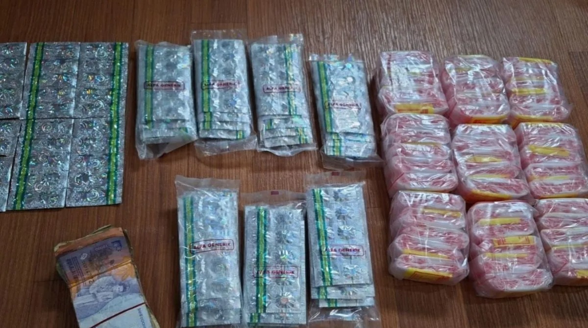 Barang bukti obat keras jenis tramadol dan uang tunai dari hasil penggerebekan di Pasar Bojong Lama oleh Polsek Tarumajaya