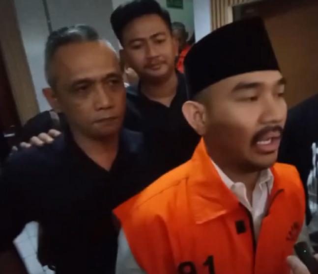 Bekasi - Bupati Bekasi Non Aktif Ade Kuswara Kunang menjalani sidang kasus dugaan suap Ijon Proyek di Pengadilan Tinggi Bandung