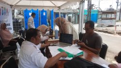 Kota Bekasi - Disdukcapil melakukan jemput bola pengurusan dokumen bagi warga terdampak kebakaran SPBE Cimuning.