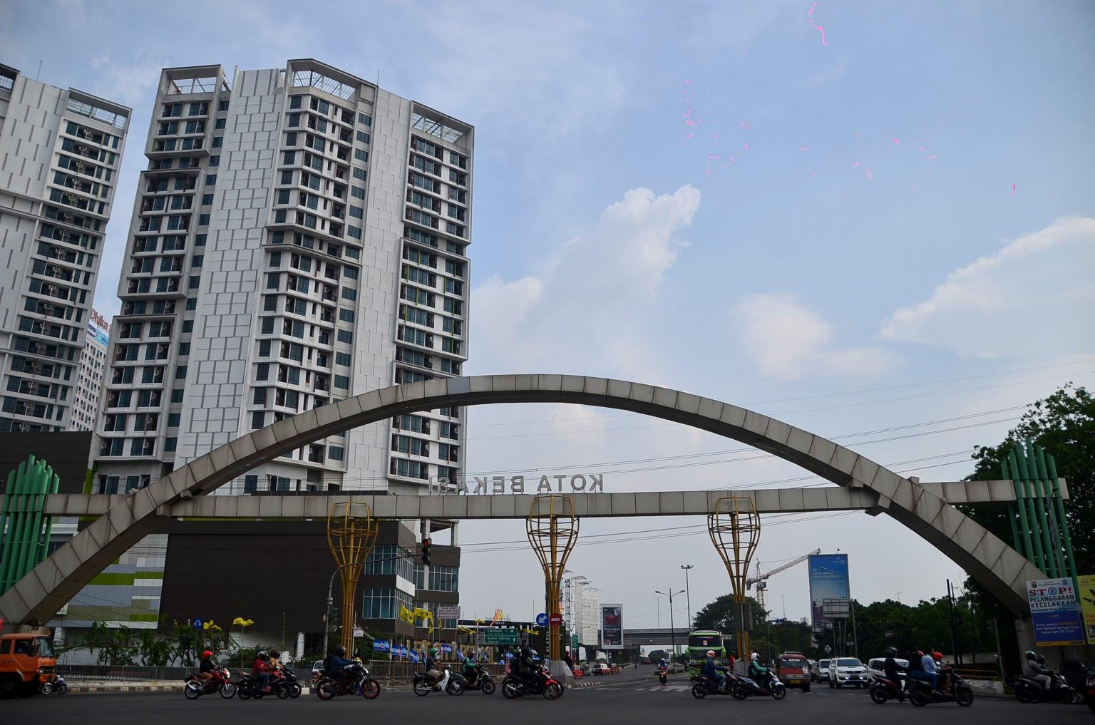 Bekasi - Gapur atau Landmark Bekasi Timur di Jalan HM Joyomartono bakal di bongkar untuk trase Tol Becakayu