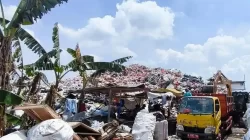 Bekasi - Gunungan sampah yang berada di TPS Iligal Desa Sriamur mulai dipindahkan ke TPA Burangkeng