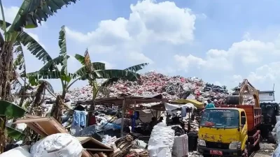 Bekasi - Gunungan sampah yang berada di TPS Iligal Desa Sriamur mulai dipindahkan ke TPA Burangkeng