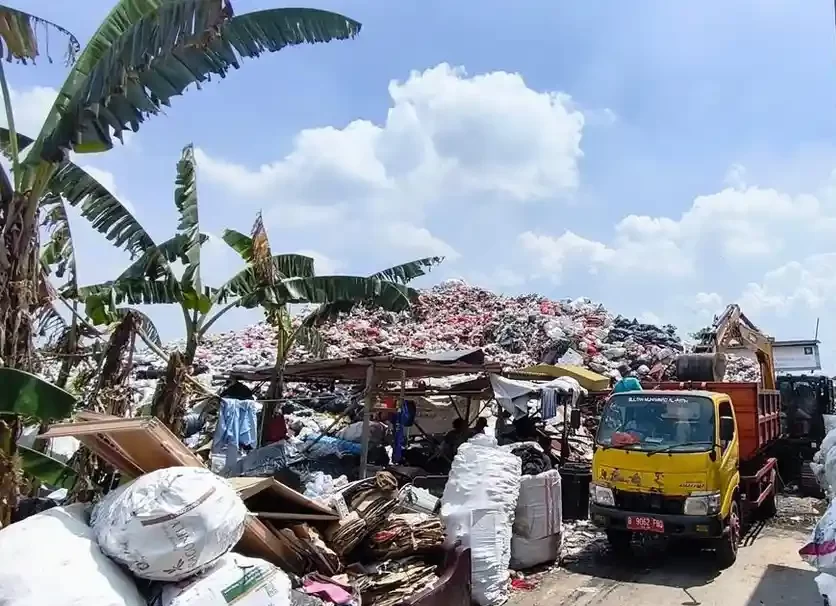 Bekasi - Gunungan sampah yang berada di TPS Iligal Desa Sriamur mulai dipindahkan ke TPA Burangkeng