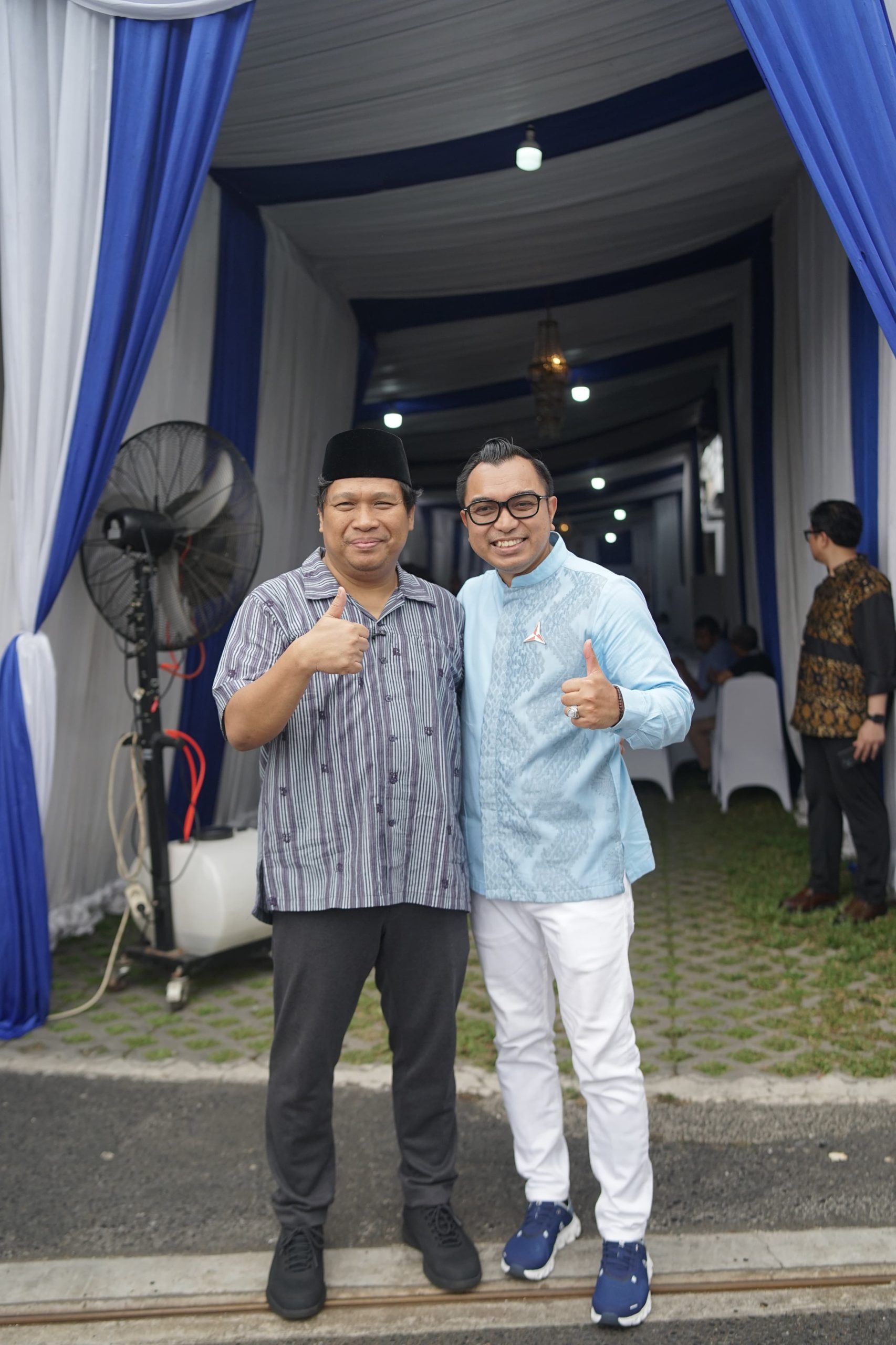 Kota Bekasi - Bendum DPP Partai Demokrat Irwan Fecho (Peci Hitam) dan Uki Ifwa (Kacamata).