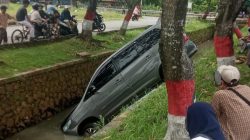 Diduga Sopir Mengantuk, Mobil Sekeluarga Nyemplung ke Kali BTR