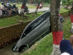 Diduga Sopir Mengantuk, Mobil Sekeluarga Nyemplung ke Kali BTR