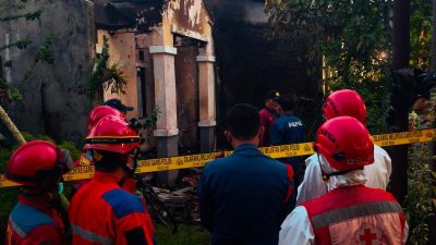 Bekasi - Disdamkarmat Kota Bekasi melakukan pemadaman kebakaran yang menewaskan satu lansia di Mustikayaja, Rabu (15/4/2026). Foto: Ist/Gobekasi.id.