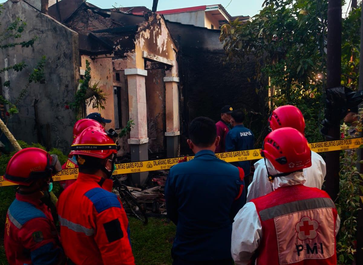 Bekasi - Disdamkarmat Kota Bekasi melakukan pemadaman kebakaran yang menewaskan satu lansia di Mustikayaja, Rabu (15/4/2026). Foto: Ist/Gobekasi.id.