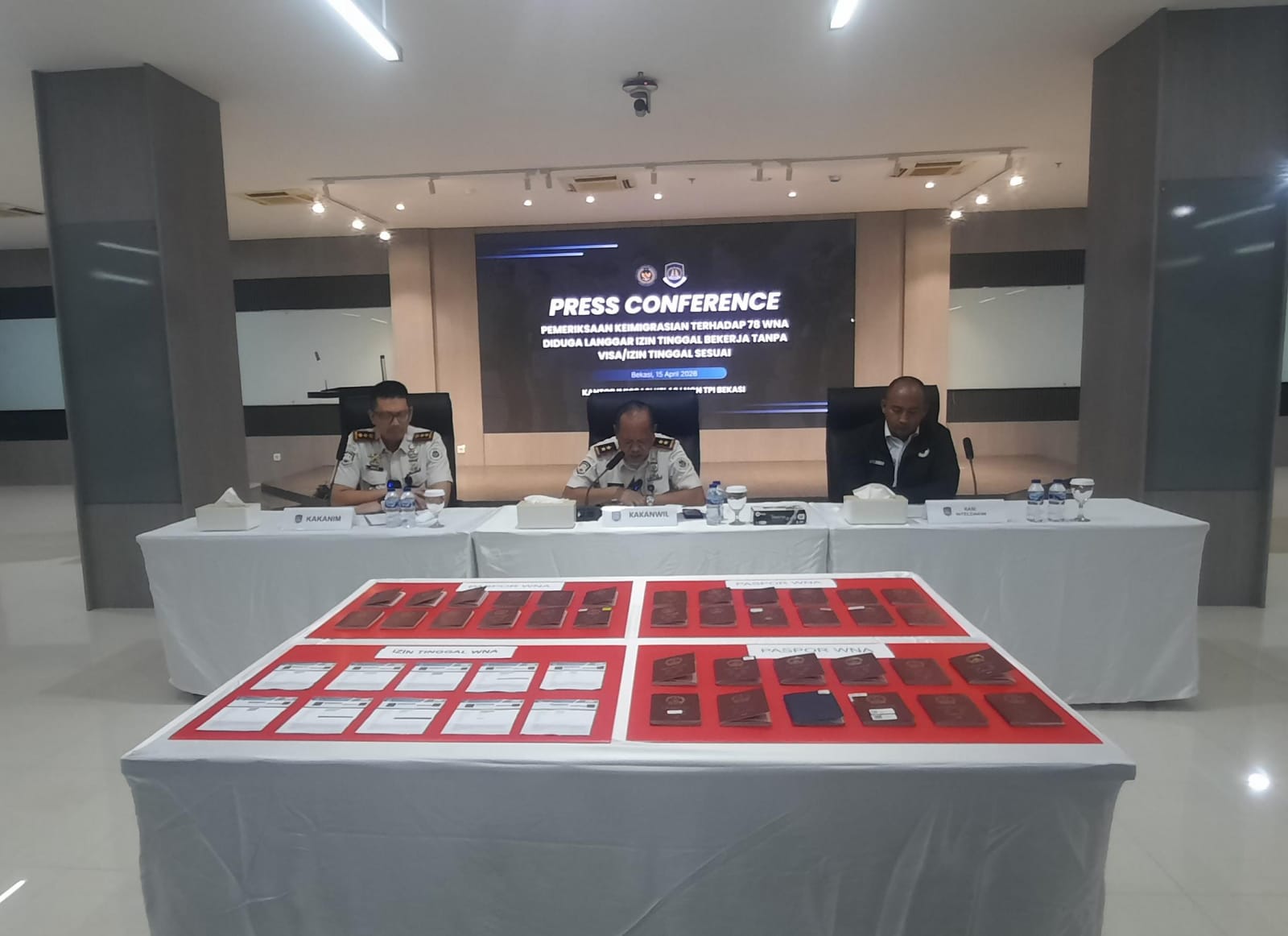 Bekasi - Conferensi Pers Imigrasi Bekasi berkaitan dengan WNA yang melanggar di Proyek GIIC. Foto: Septian/Gobekasi.id.