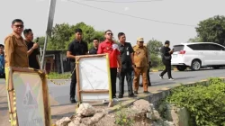 Bekasi - Pelaksana Tugas (Plt) Bupati Bekasi, Asep Surya Atmaja, secara langsung meninjau tiga titik jalan ambles di ruas vital tersebut di Kecamatan Cibitung, Selasa (21/4/2026). Foto: Ist/Gobekasi.id.