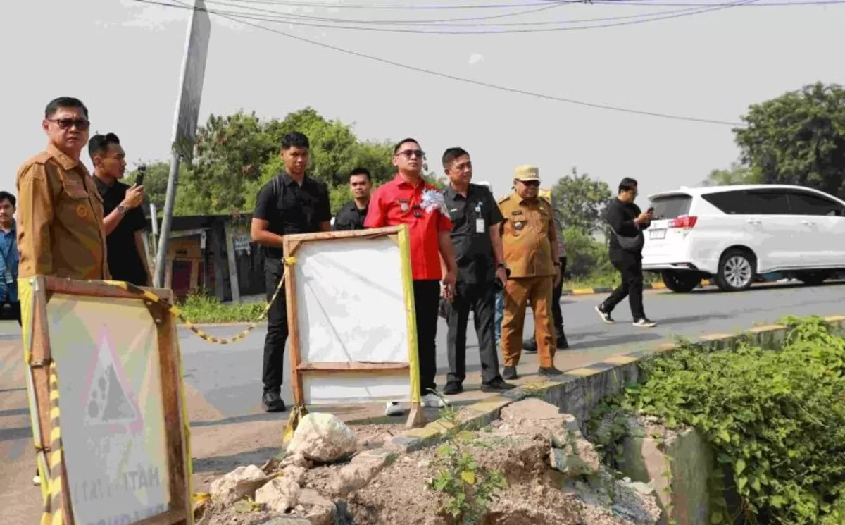 Bekasi - Pelaksana Tugas (Plt) Bupati Bekasi, Asep Surya Atmaja, secara langsung meninjau tiga titik jalan ambles di ruas vital tersebut di Kecamatan Cibitung, Selasa (21/4/2026). Foto: Ist/Gobekasi.id.
