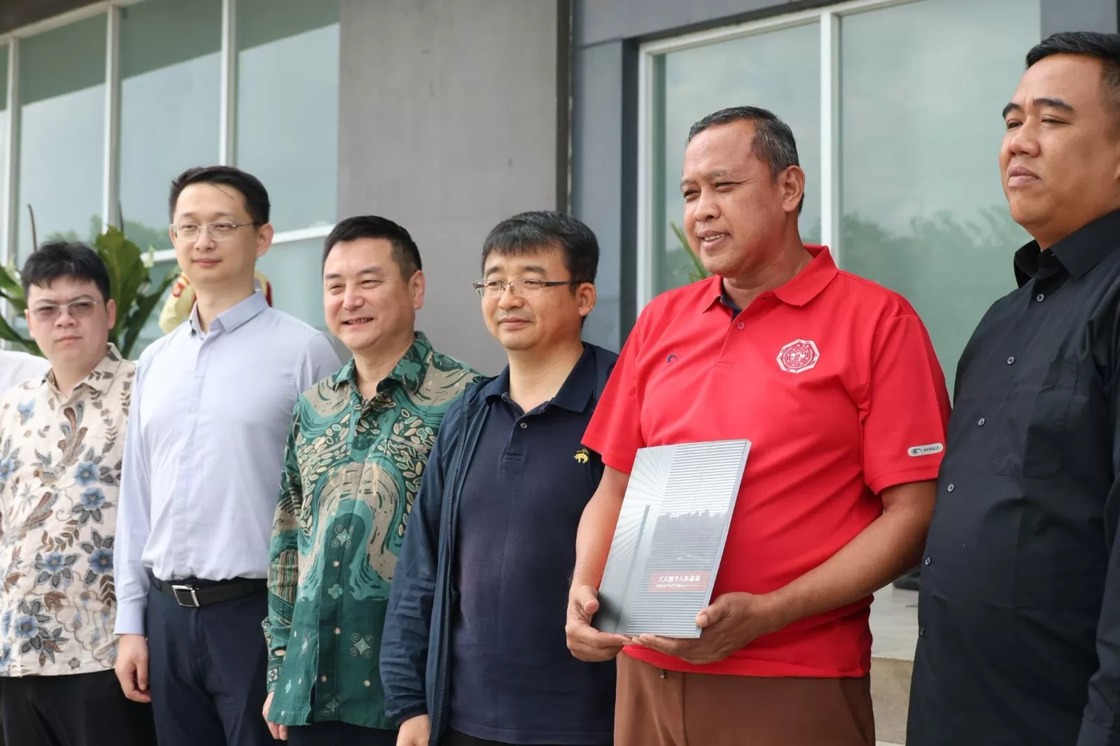 Bekasi -Wali Kota Bekasi, Tri Adhianto, memimpin langsung rapat pemaparan desain fasilitas Pengolahan Sampah Energi Listrik (PSEL) di Gedung Teknis Bersama, Jumat (24/4/2026).