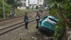 Ketika Teriakan Penjaga Rel Tak Mampu Selamatkan Taksi Mogok