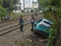 Ketika Teriakan Penjaga Rel Tak Mampu Selamatkan Taksi Mogok