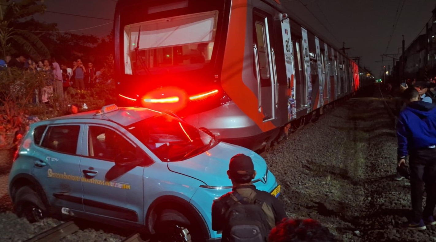 Bekasi - Mobil taksi listrik mengalami mogok di perlintasan Ampera hingga menyebabkan kecelakaan Kereta Api. Foto: Ist