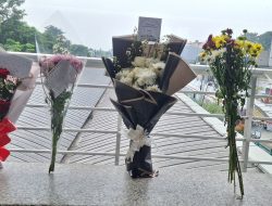 Lautan Bunga di Stasiun Bekasi Timur: Bentuk Duka Mendalam Penumpang untuk Korban Tragedi KRL