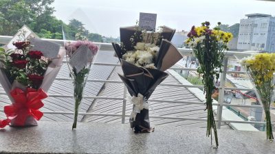 Bekasi - Paket buket bunga nampak menghiasi sudut stasiun, menjadi simbol duka cita dan penghormatan terakhir bagi para korban tragedi tabrakan maut antara KRL Commuter Line dan KA Argo Bromo Anggrek, Kamis (30/4/2026). Foto: Ist/Gobekasi.id.