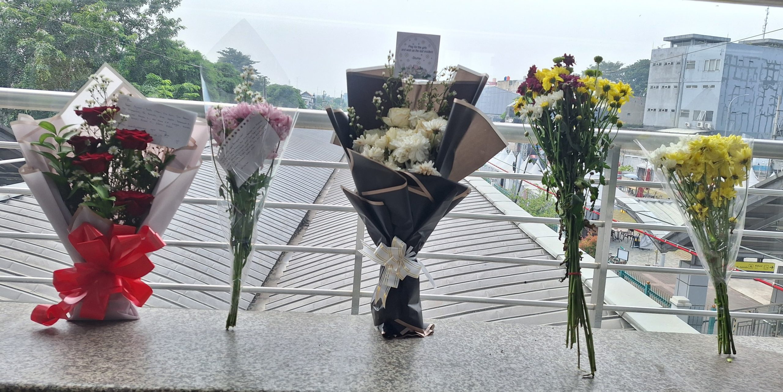 Bekasi - Paket buket bunga nampak menghiasi sudut stasiun, menjadi simbol duka cita dan penghormatan terakhir bagi para korban tragedi tabrakan maut antara KRL Commuter Line dan KA Argo Bromo Anggrek, Kamis (30/4/2026). Foto: Ist/Gobekasi.id.