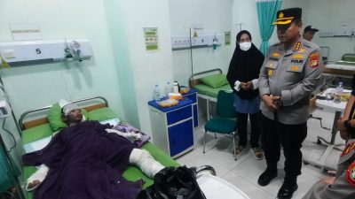 Kota Bekasi - Kapolres Metro Bekasi Kota Kombes Kusumo Wahyu Bintoro jenguk korban SPBE Cimuning