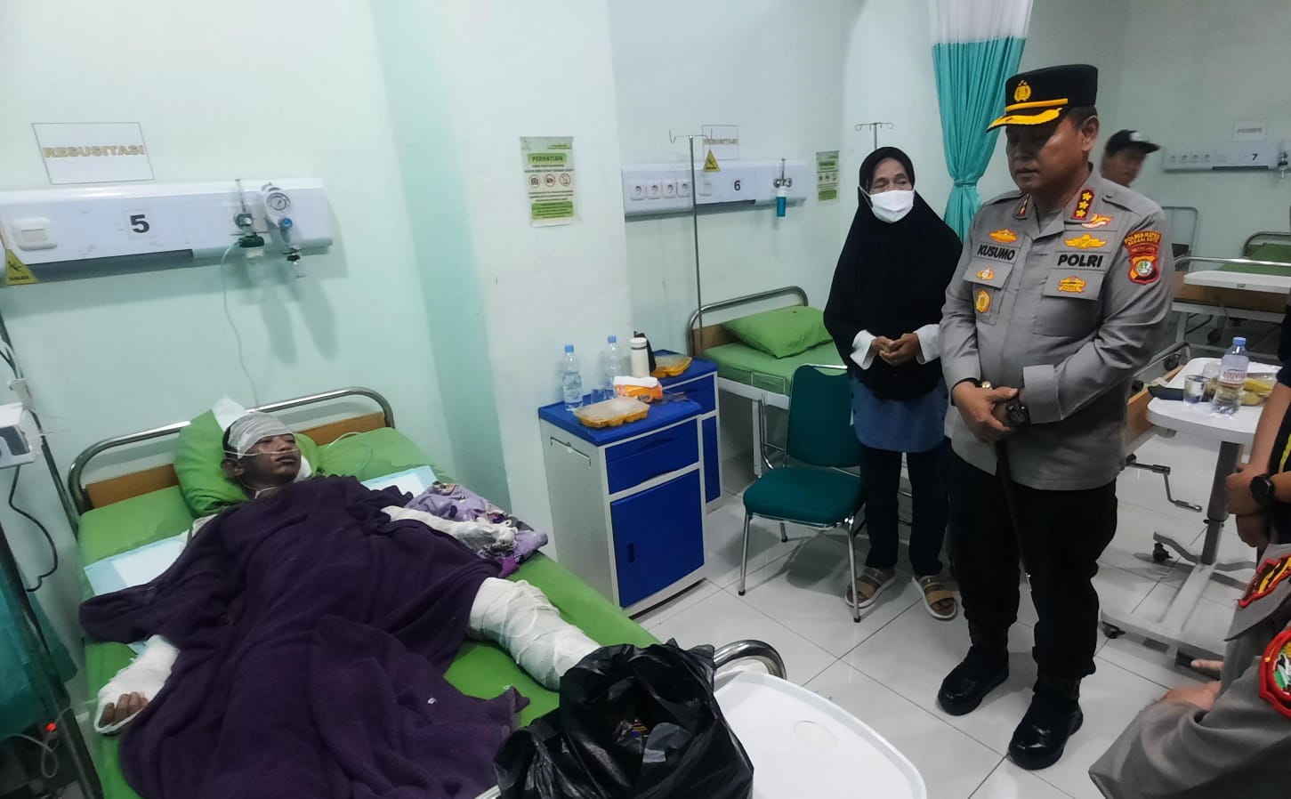 Kota Bekasi - Kapolres Metro Bekasi Kota Kombes Kusumo Wahyu Bintoro jenguk korban SPBE Cimuning