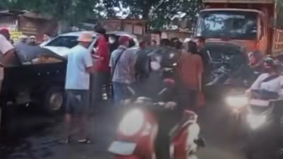 Kabupaten Bekasi - Sebuah truk mengalami rem blong di Kalimalang, Tambun Selatan, menabrak sejumlah kendaraan, Snin (13/4/2026). Foto: Ist/Gobekasi.id.