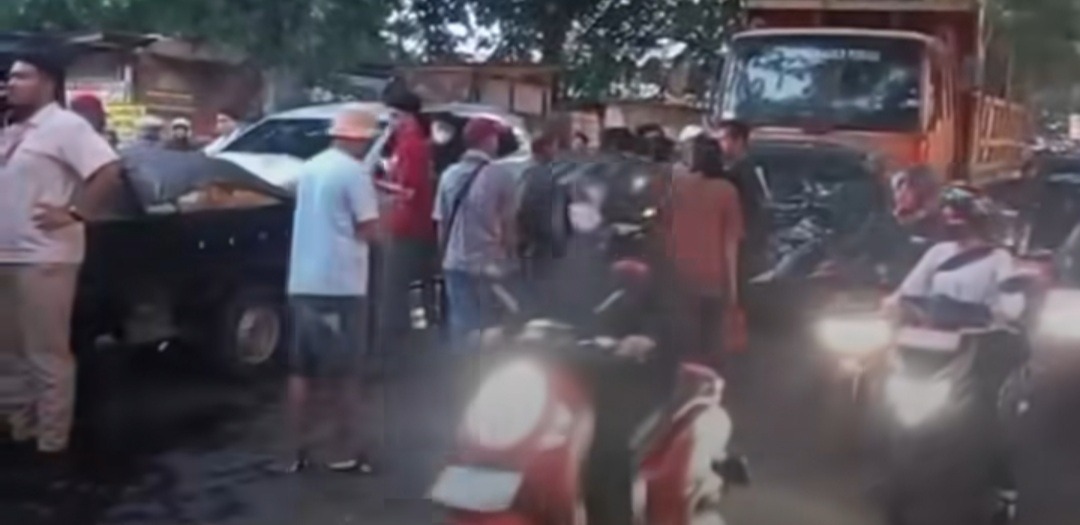 Kabupaten Bekasi - Sebuah truk mengalami rem blong di Kalimalang, Tambun Selatan, menabrak sejumlah kendaraan, Snin (13/4/2026). Foto: Ist/Gobekasi.id.