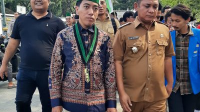 Kabupaten Bekasi - Ketua HMI Cabang Bekasi, Adhil Laksono Murti, besama Plt Bupati Bekasi Asep Surya Atmaja.