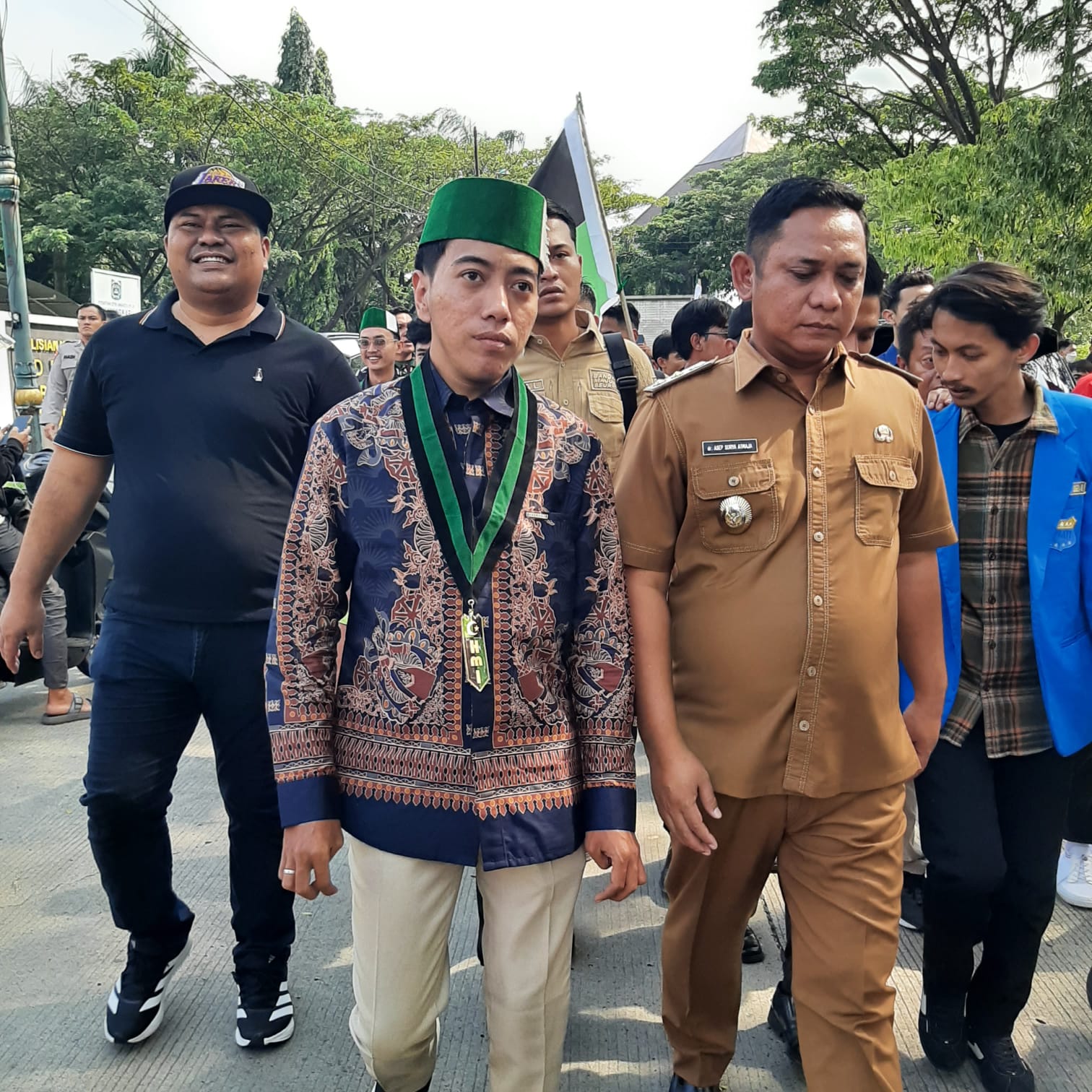 Kabupaten Bekasi - Ketua HMI Cabang Bekasi, Adhil Laksono Murti, besama Plt Bupati Bekasi Asep Surya Atmaja.