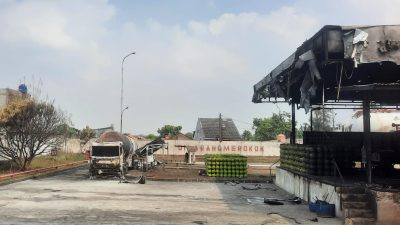Kota Bekasi - Kondisi bangunan Stasiun Pengisian Bulk Elpiji (SPBE) di Cimuning, Mustikajaya, Kota Bekasi, tampak hangus dan rusak parah usai insiden ledakan