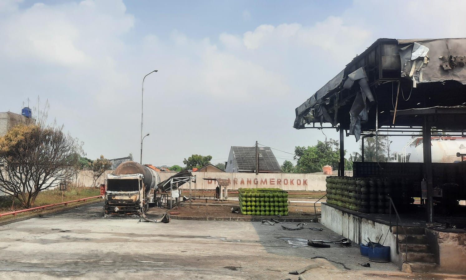 Kota Bekasi - Kondisi bangunan Stasiun Pengisian Bulk Elpiji (SPBE) di Cimuning, Mustikajaya, Kota Bekasi, tampak hangus dan rusak parah usai insiden ledakan