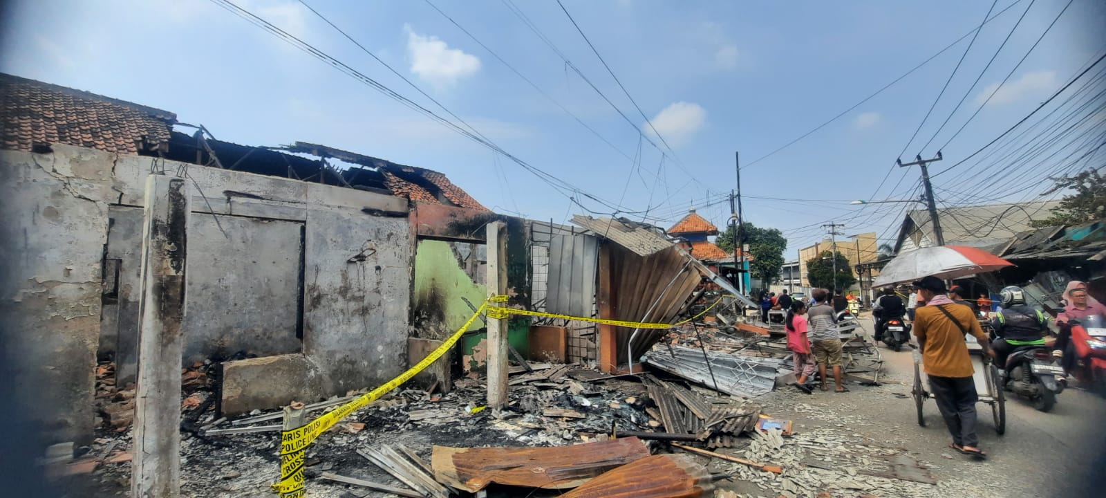 Kota Bekasi - Kondisi bangunan milik warga yang yancur dari ledakan hingga kebakaran hebat SPBE Cimuning, Mustikajaya, Kota Bekasi.