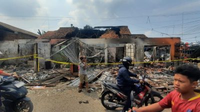 Kota Bekasi - Kondisi bangunan tempat usaha warga porak poranda pasca ledakan SPBE Cimuning, Mustikayaja, Kota Bekasi.